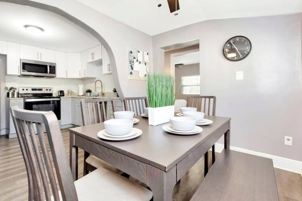 Cozy Bungalow With Patio & Grill, Private And Location Тампа Екстериор снимка