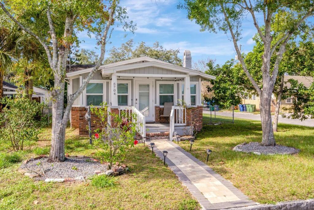Cozy Bungalow With Patio & Grill, Private And Location Тампа Екстериор снимка