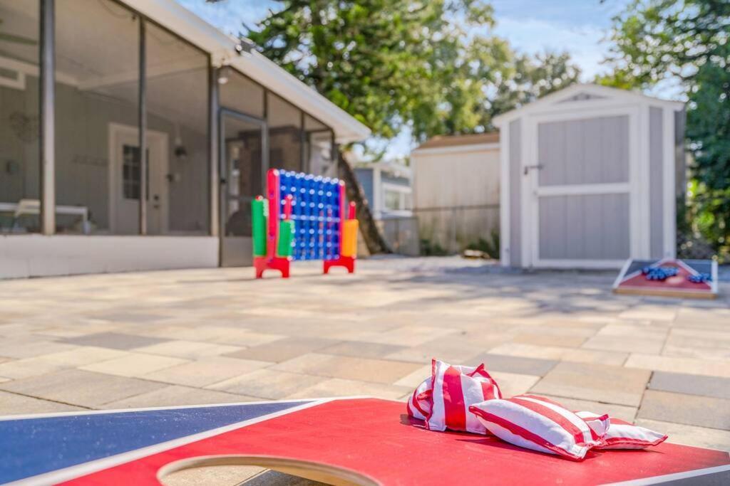 Cozy Bungalow With Patio & Grill, Private And Location Тампа Екстериор снимка