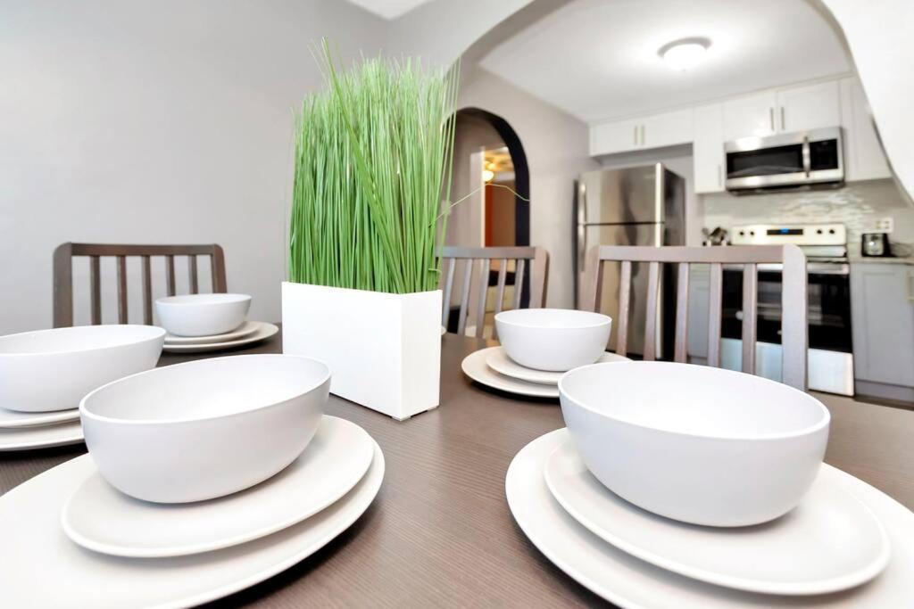 Cozy Bungalow With Patio & Grill, Private And Location Тампа Екстериор снимка