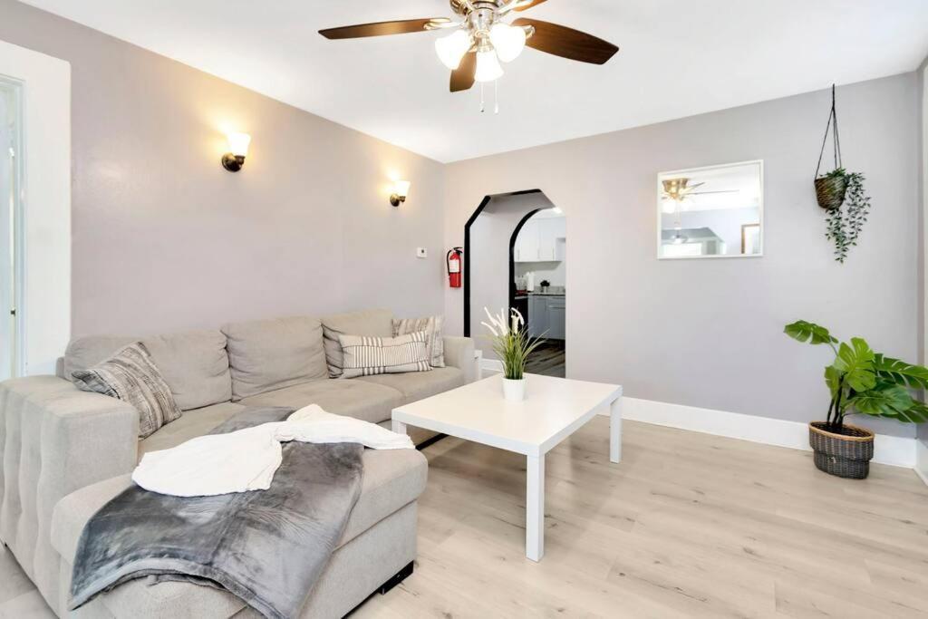 Cozy Bungalow With Patio & Grill, Private And Location Тампа Екстериор снимка