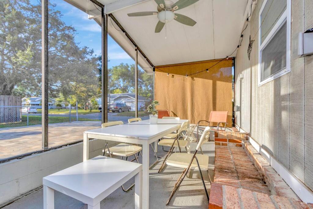 Cozy Bungalow With Patio & Grill, Private And Location Тампа Екстериор снимка