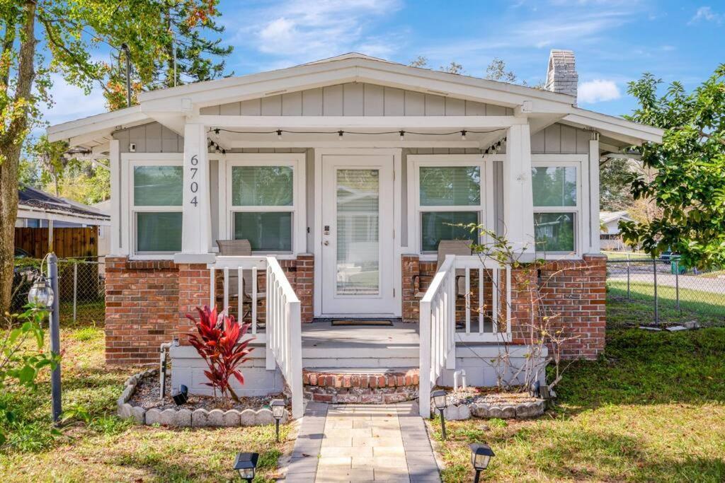 Cozy Bungalow With Patio & Grill, Private And Location Тампа Екстериор снимка